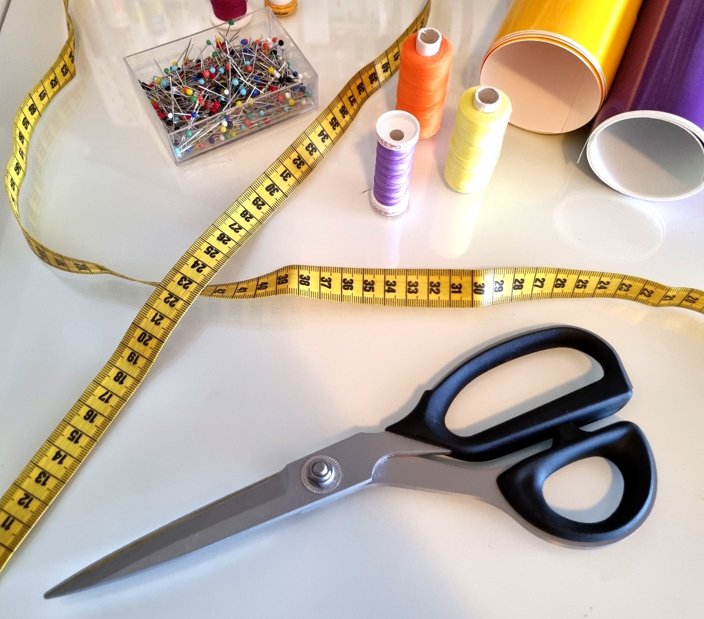 Atelier van Marlies met garen en gereedschap